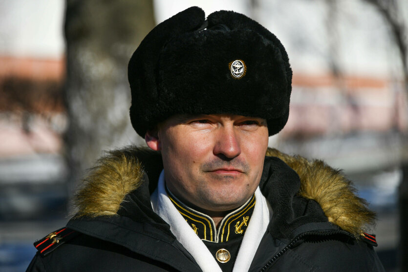 Ein Bild von Michail Gudkow in Paradeuniform und dicker Wintermütze