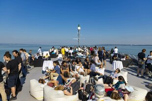 Bug eines Schiffes, Sicht auf das Deck, junge Menschen