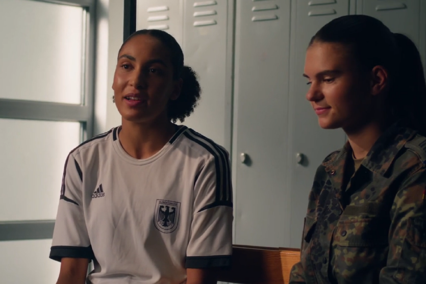 Cora Zicai und eine Bundeswehrsoldatin in der Garderobe vor dem Spint