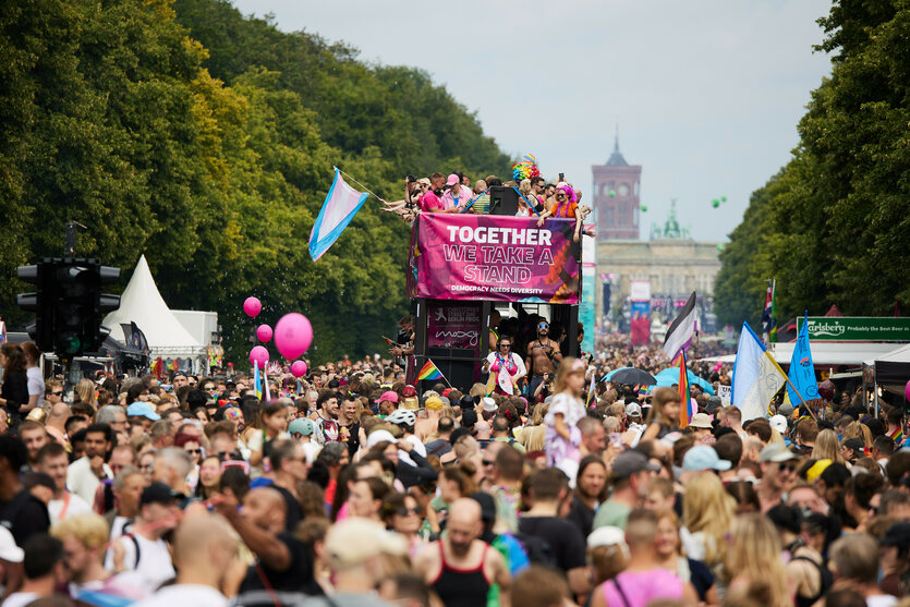 Menschenmassen überall: Menschen feiern beim 46. Berlin Pride Umzug zum Christopher Street Day in Sichtweite von Brandenburger Tor