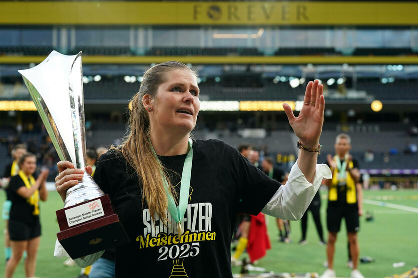 Wübbenhorst im Meisterinnenshirt mit Pokal