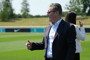 Keir Stramer auf einem Fußballfeld, die Hand deutet einen Daumen hoch an