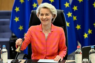 Ursula Von der Leyen läutet die Glocke zu Beginn des Kollegiums der Kommissare, hinter ihr sind Europa Flaggen drapiert