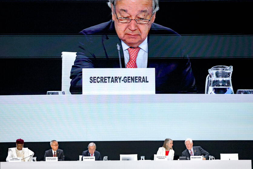 UN-Generalsekretär Antioni Guterres ist auf einem Bildschirm zu sehen, wie er bei der Bekanntgabe der Tagesordnung vom Podium aus spricht