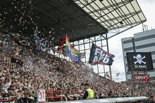 St.-Pauli-Fans schwenken im Millerntorstadion einen Regenbogenflagge und einen mit der Aufschrift "FCK AFD"