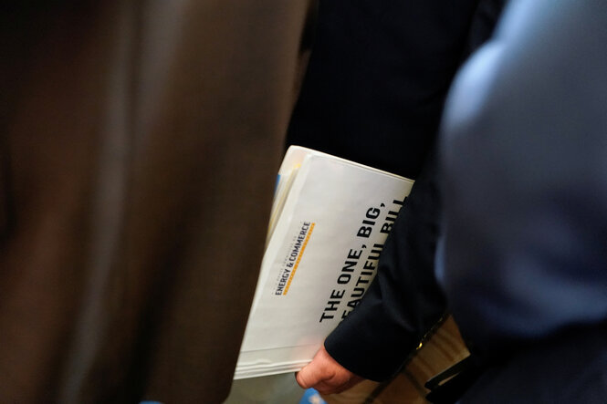 Eine Person hält ein Exemplar von US-Präsident Donald Trumps "The One, Big, Beautiful Bill" in einer Hand