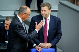 Merz und Klingbeil sprechen im Bundestag