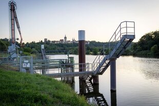Neckarufer mit industrieller Anlege-Infrastruktur, im Hintergrund die Altstadt von Bad Wimpfen.
