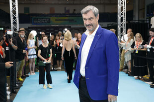 Ein Mann im blauen Jaket lächelt in die Kamera