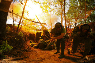 Ukrainische Soldaten feuern mit einer Panzerhaubitze auf russische Truppen an einer Frontlinie in der Region Charkiw