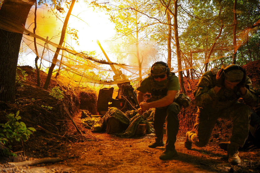 Ukrainische Soldaten feuern mit einer Panzerhaubitze auf russische Truppen an einer Frontlinie in der Region Charkiw