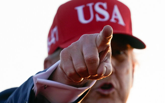 Donald Trump zeigt mit dem Finger nach vorne
