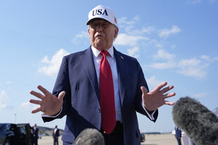 US-Präsident Trump mit Maga-Mütze bei einer Rede
