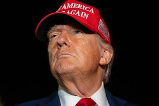 Donald Trump mit roter Mütze