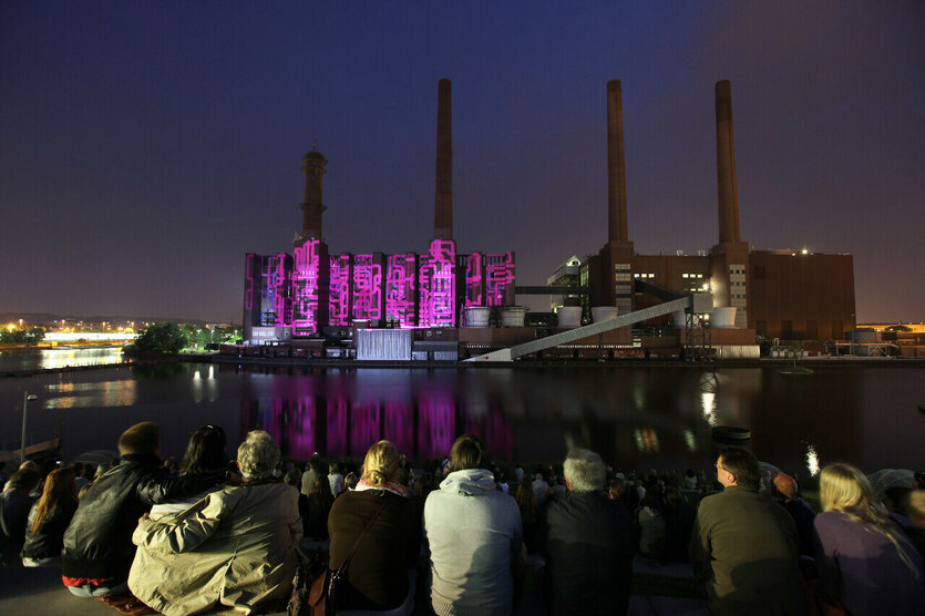 Beleuchtetes VW-Werk bei Nacht anlässlich des zehnten Geburtstags der VW-Autostadt im Jahr 2010.