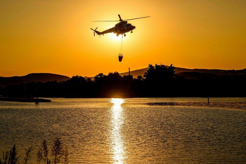 ein Löschhubschrauber über einem See