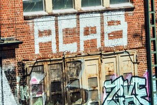 ACAB, Graffiti an einer alten Fabrikwand