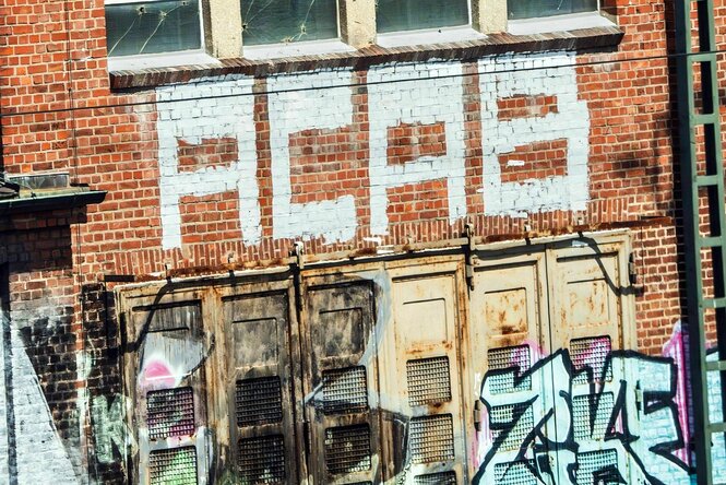 ACAB, Graffiti an einer alten Fabrikwand