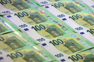 Das Bild zeigt ein Bündel von 100-Euro-Scheinen