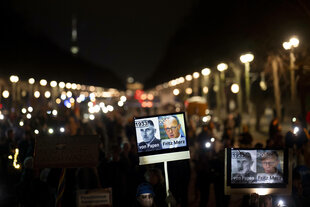 Demonstrant*innen in Berlin vom Bündnis Gemeinsam gegen Rechts in Berlin, ein Schild stellt Friedrich von Papen 1933 neben Friedrich Merz 2025