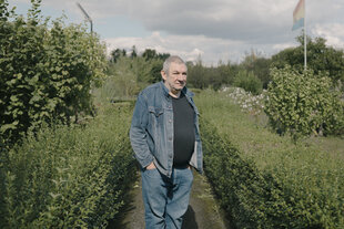 Wolfgang Wendland steht im Grünen, mit Jeansjacke und Jeans