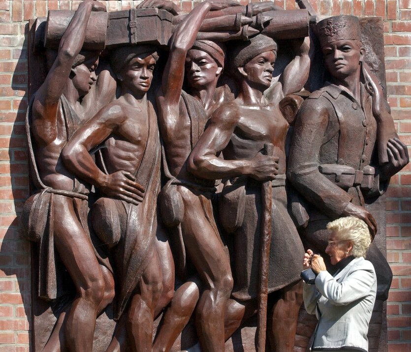 Eine Frau fotografiert das "Askari-Relief" im sogenannten "Tansania-Park" in Hamburg.