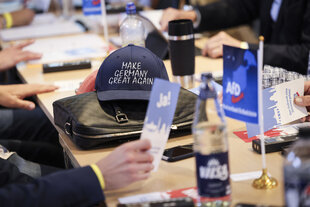auf einem Tisch liegt eine Mütze mit der Aufschrift "Make Germany great again"