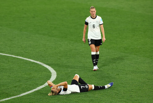 Giulia Gwinn ieg am Boden und verbirgt ihr Gesicht mit den Händen