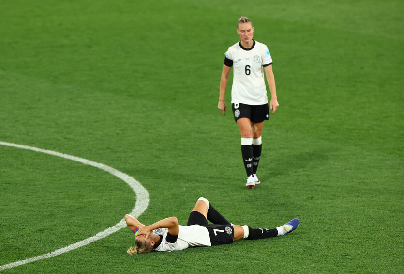 Giulia Gwinn ieg am Boden und verbirgt ihr Gesicht mit den Händen