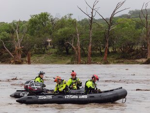 Ein Boot mit mehreren Rettungskräften auf dem Guadalupe River