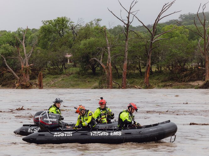 Ein Boot mit mehreren Rettungskräften auf dem Guadalupe River