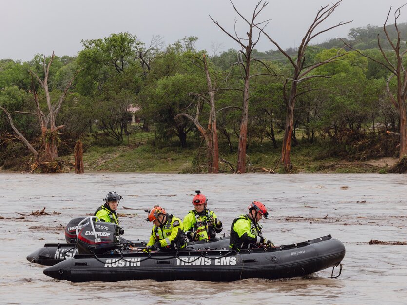 Ein Boot mit mehreren Rettungskräften auf dem Guadalupe River