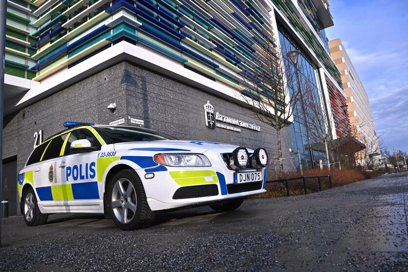 Polizeiauto vor Gerichtsgebäude