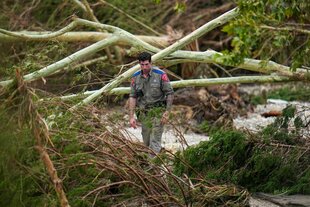 Ein Beamter des texanischen Ministeriums für öffentliche Sicherheit am Ufer des Guadalupe River bei dem betroffenen Ferienlager.