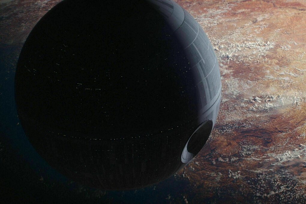 Der Todesstern aus Star Wars - eine schwarze Kugel fligt über eine ausgedörrte Landschaft