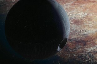 Der Todesstern aus Star Wars - eine schwarze Kugel fligt über eine ausgedörrte Landschaft