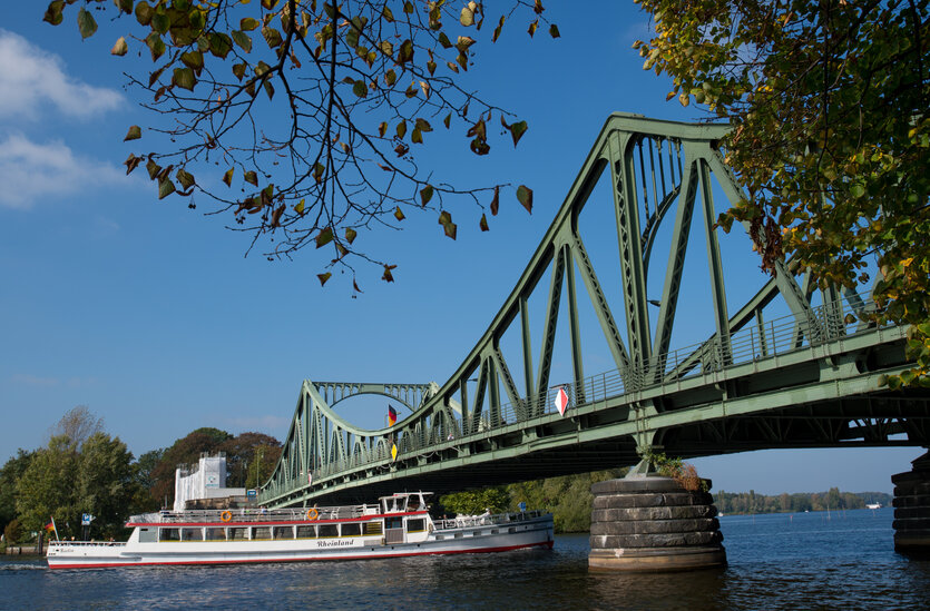 Das Foto zeigt die Glienicker Brücke, Verbindung zwischen Berlin und Brandenburg.
