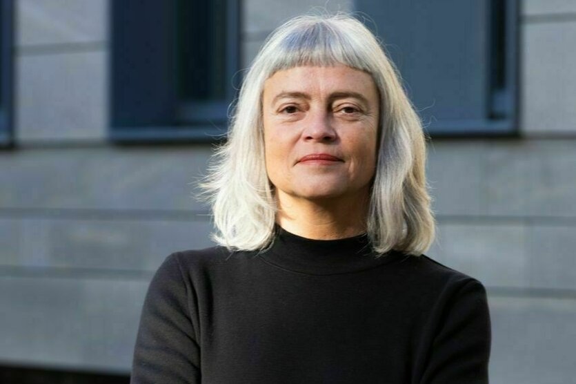 Eine Frau lächelt in die Kamera