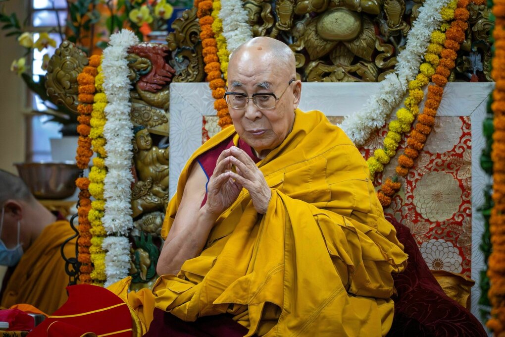 Der Dalai Lama betet