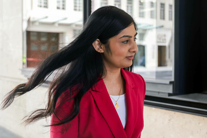 Die Abgeordnete Zarah Sultana am 22. Juni auf dem Weg in ein Studio der BBC