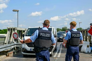 Beamte der Bundespolizei kontrollen Autos am deutsch-polnischen Grenzübergang von Küstrin-Kietz