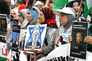 Propalästinensische Demonstranten haben sich unter dem Motto «Solidarität mit Palästina Stoppt den Gaza Genozid» in der Wilmersdorfer Straße/Ecke Kantstraße versammelt.
