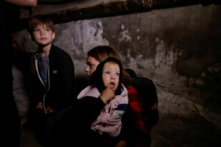 In Charkiw sucht eine Mutter an diesem Montag mit ihren Kindern Schutz im Keller ihres Wohnblocks