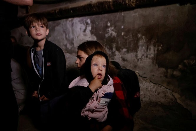 In Charkiw sucht eine Mutter an diesem Montag mit ihren Kindern Schutz im Keller ihres Wohnblocks