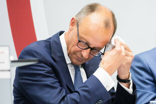 Friedrich Merz, CDU-Bundesvorsitzender, wischt sich beim CDU-Bundesausschuss im Konrad-Adenauer-Haus den Schweiß von der Stirn.