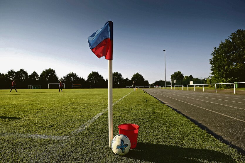 Eine Eckfahne auf einem Fußballplatz des TuS Appen.