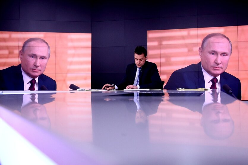 Pressekonferenz des russischen Präsidenten Wladimir Putin im Studio des Fernsehsenders Russian Today