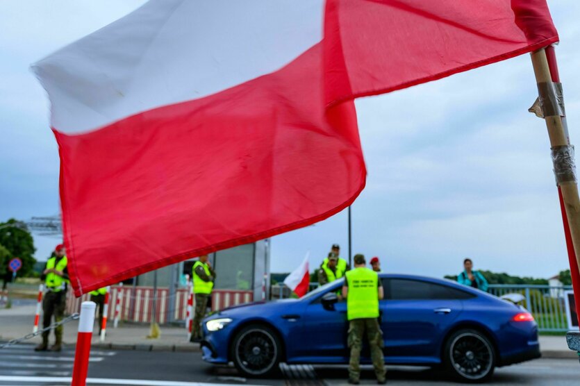 Polnische Grenzschützer kontrollieren ein Fahrzeug am Grenzübergang Stadtbrücke zwischen Frankfurt (Oder) in Brandenburg und dem polnischen Slubice
