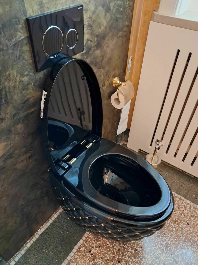 eine schwarze Toilette