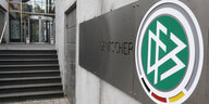 Der Eingang zur DFB-Zentrale, das Logo des DFB hängt an der Wand